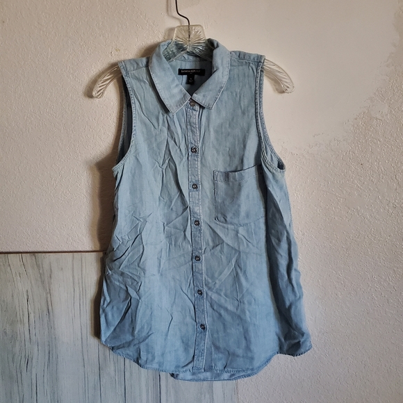 Banana Republic Sleeveless Denim Chambray Collared Button Down Blouse - Picture 2 of 8
